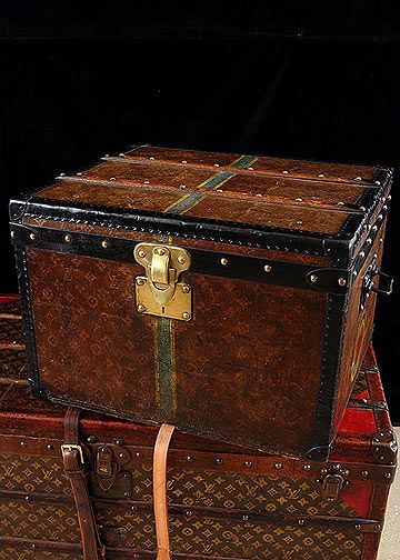 ADDING OLD TRUNKS AND VINTAGE SUITCASES steampunk decor-homesthetics (1)