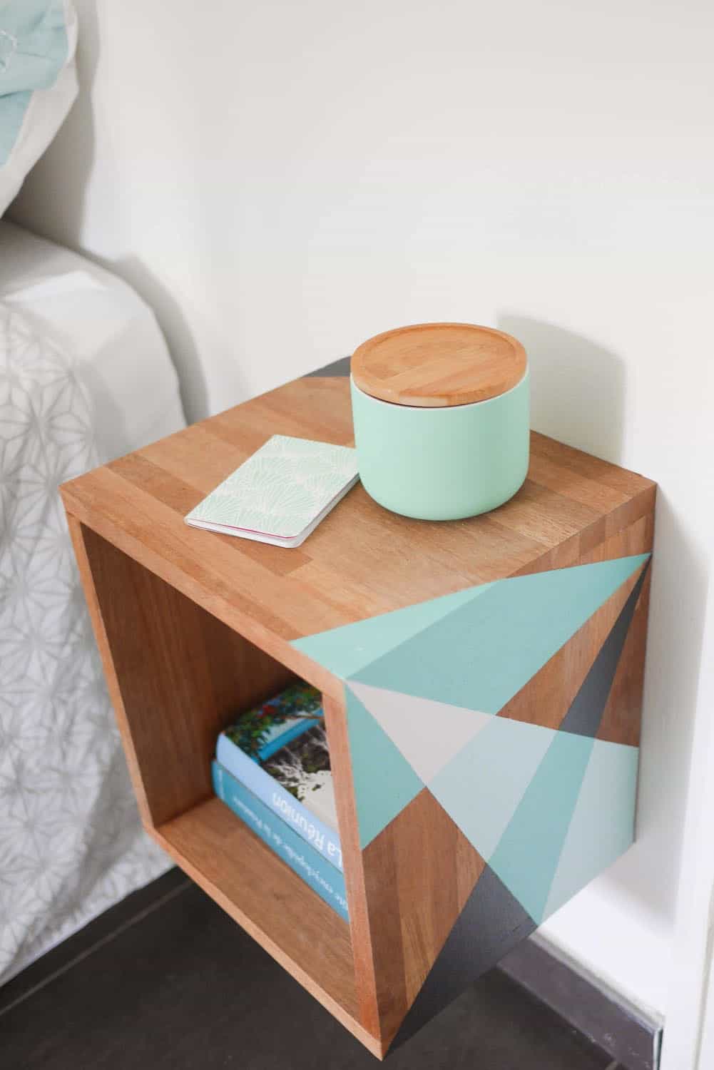 DIY Table de nuit graphique 13 7. FLOATING DIY NIGHTSTAND WITH TEAL COLOR ACCENTS