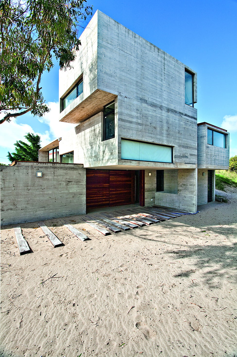 Industrial-Aesthetic-Values-in-a-Beach-Home-by-BAK-Architects-2