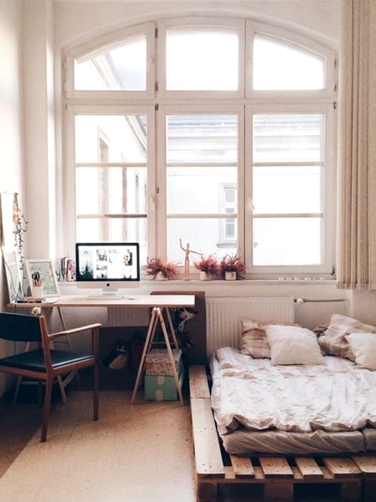 20. SMALL BEDROOM PROVIDING COMFORT THROUGH A SIMPLE PALLET BED