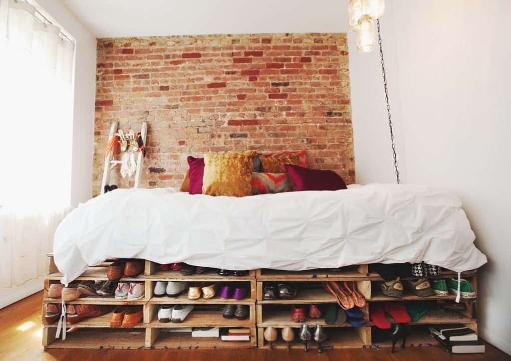 13. COZY SMALL BEDROOM WITH A PALLET BED FRAME SERVING AS A SHOE STORAGE AT THE SAME TIME