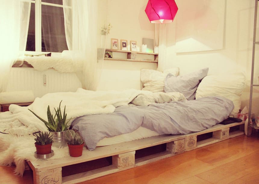 27. FEMININE DECOR EMBELLISHING A PALLET BED FRAME