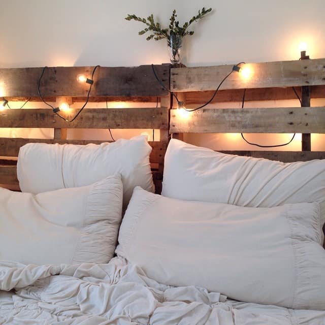  SIMPLE NATURE PALLET BED FRAME WARMED UP WITH STRING LIGHTS
