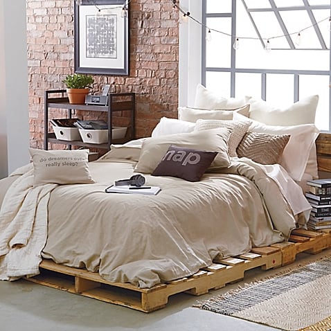 MODERN PALLET BED WITH A FEMININE DELICATE TOUCH