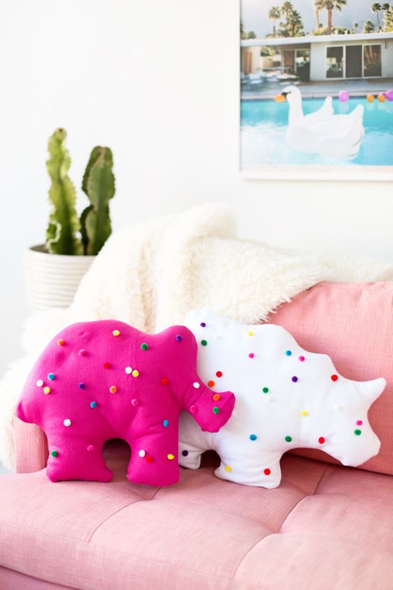 TAILOR COLORFUL ANIMAL-SHAPED PILLOWS