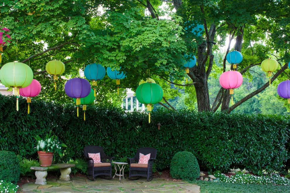 hang-papper-lanterns-outside