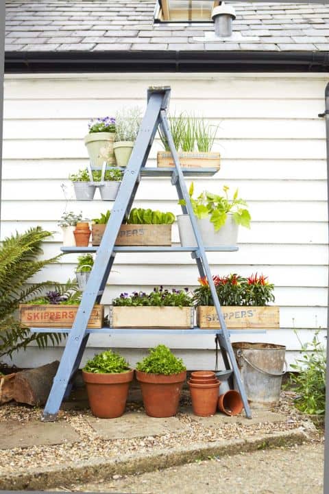 17 Brilliant Planter Stand Alternatives to Transform Your Backyard homesthetics (11)