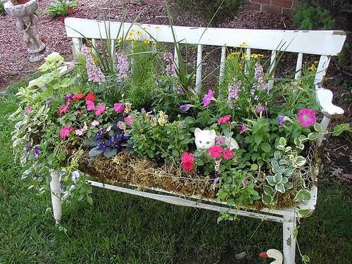 17 Brilliant Planter Stand Alternatives to Transform Your Backyard homesthetics (17)