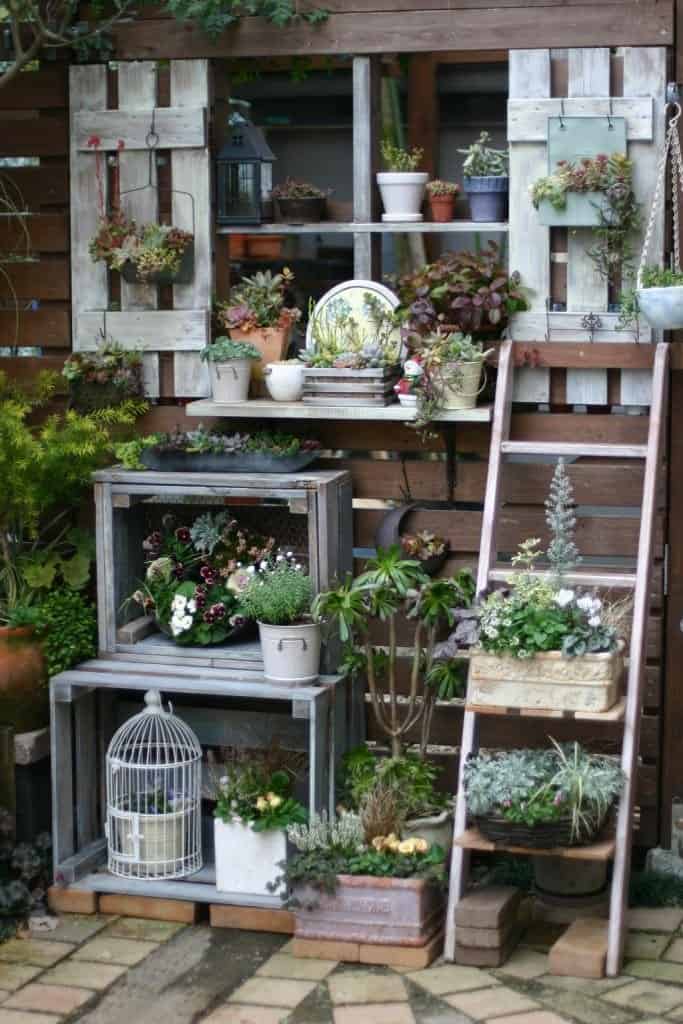 17 Brilliant Planter Stand Alternatives to Transform Your Backyard homesthetics (4)