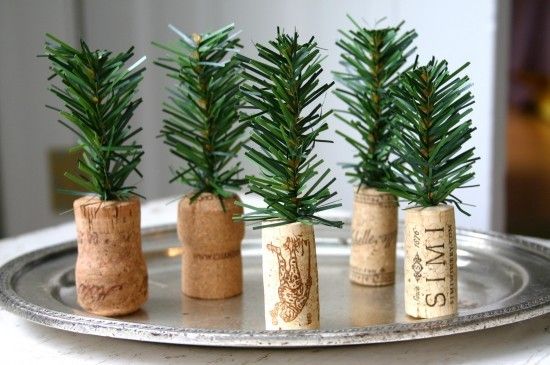 DECORATE THE CHRISTMAS DINNER TABLE WITH APPROPRIATE CREATIONS