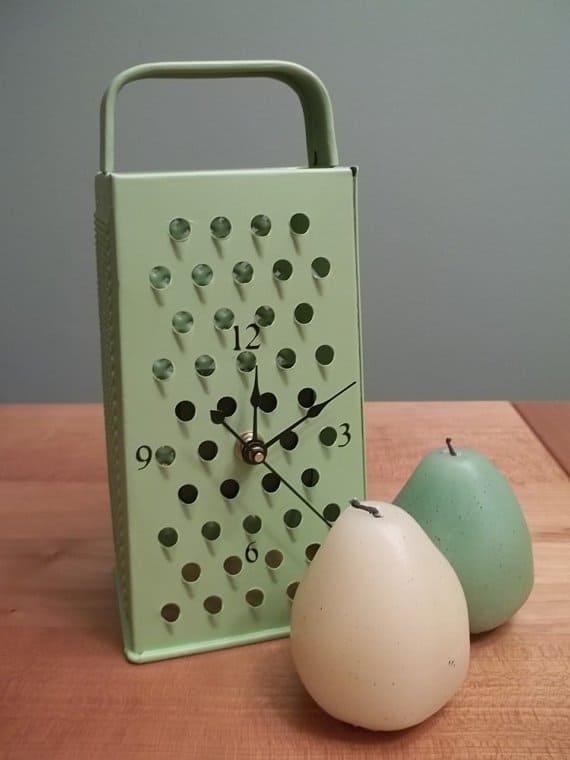 vintage-grater-upcycled-to-a-kitchen-clock