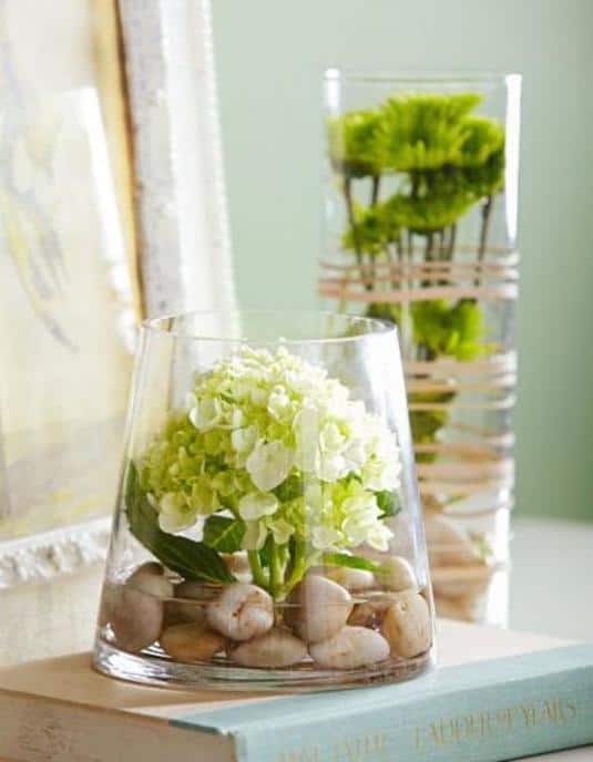 9.-Place-flowers-below-the-rim-of-the-vase-for-this-stunning-look.-13-Clever-Flower-Arrangement-Tips-Tricks