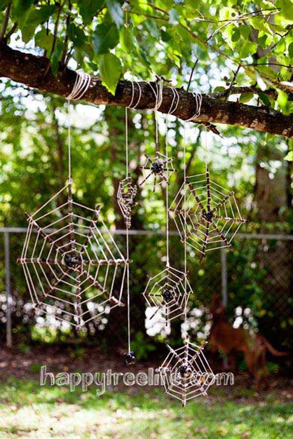 99 Enchanting and Spooky Ways to Decorate Trees for Halloween (1)