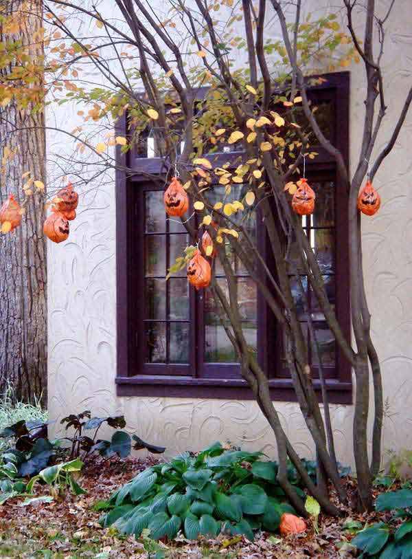 99 Enchanting and Spooky Ways to Decorate Trees for Halloween (12)