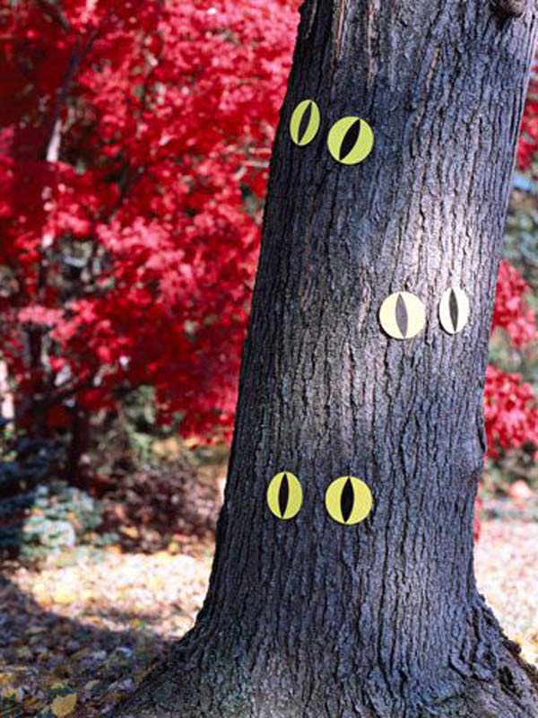 99 Enchanting and Spooky Ways to Decorate Trees for Halloween (13)