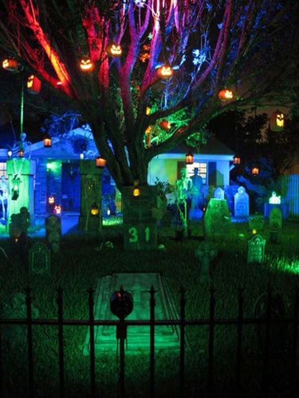 99 Enchanting and Spooky Ways to Decorate Trees for Halloween (15)