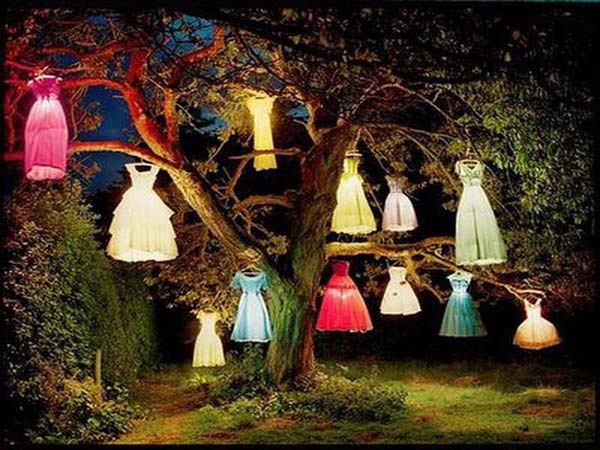 99 Enchanting and Spooky Ways to Decorate Trees for Halloween (21)
