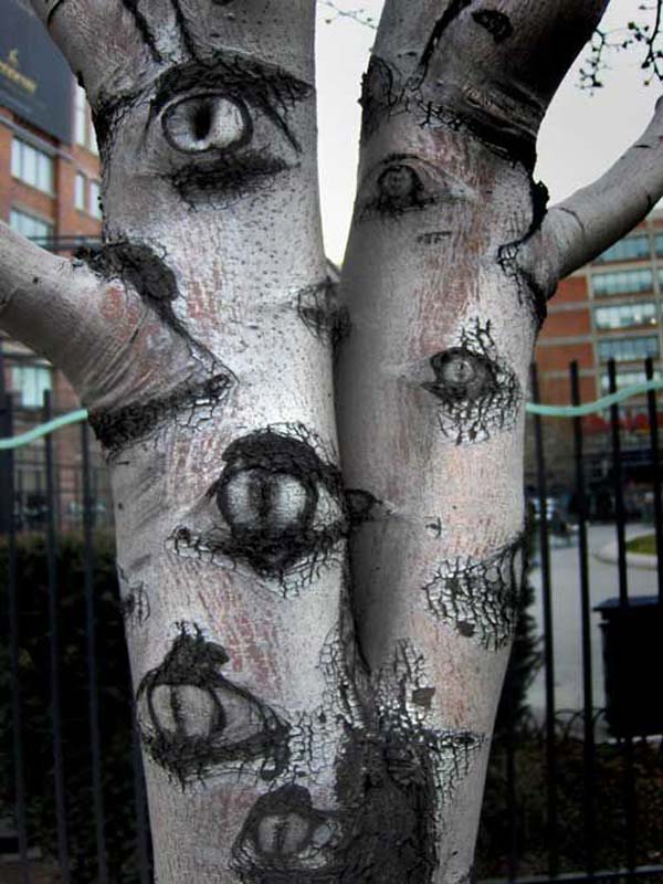 99 Enchanting and Spooky Ways to Decorate Trees for Halloween (5)