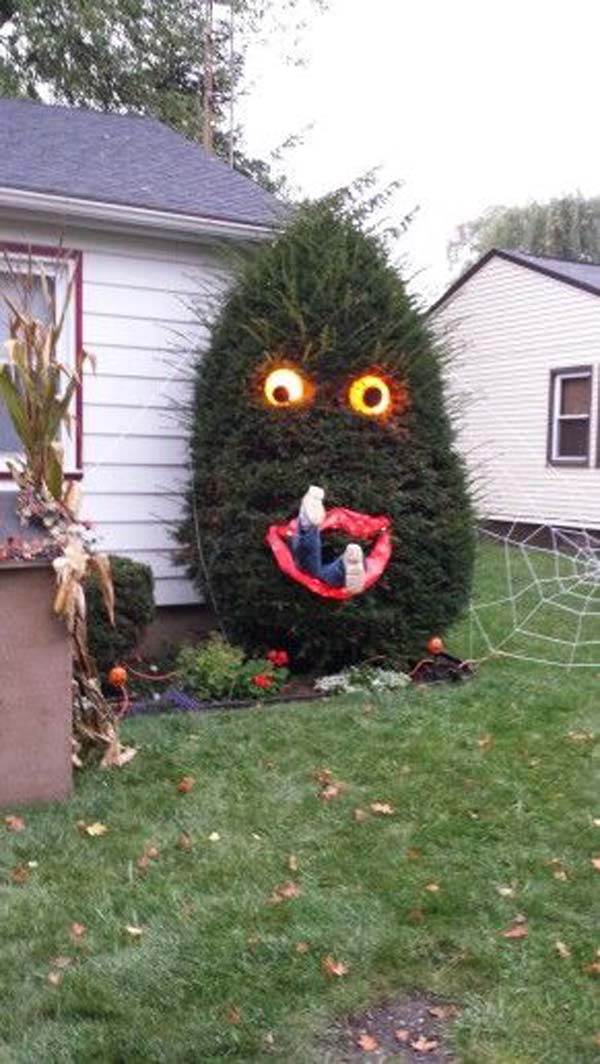 99 Enchanting and Spooky Ways to Decorate Trees for Halloween (8)