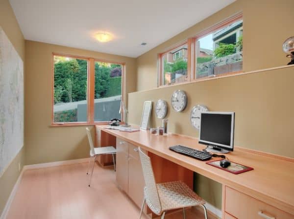 Home-office-for-a-couple-that-works-across-time-zones