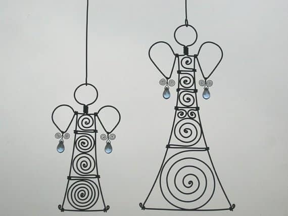 29. CREATE A WIRE CHRISTMAS DECORATION