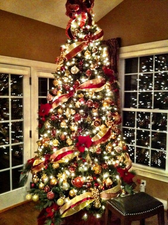 17 Stunning Red And Gold Christmas Trees To Welcome Winter