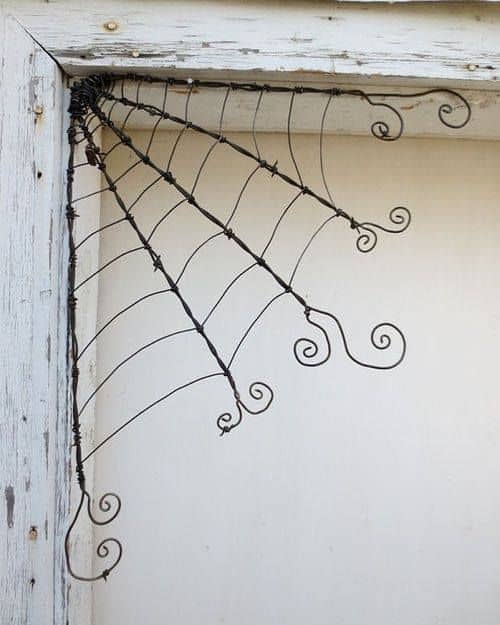 31. SPIDER ART MATERIALIZED WITH WIRE