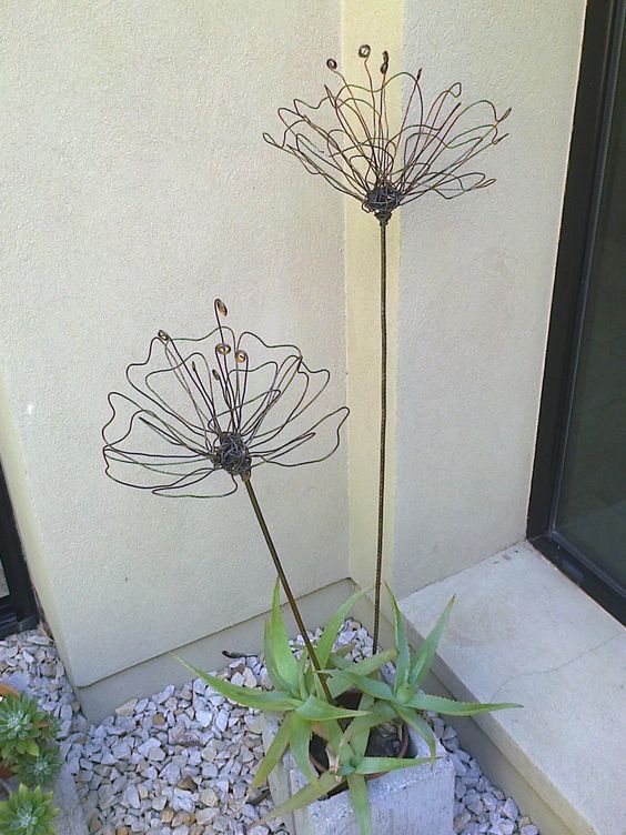 5. WELCOME YOUR GUESTS WITH ADORABLE WIRE FLOWERS
