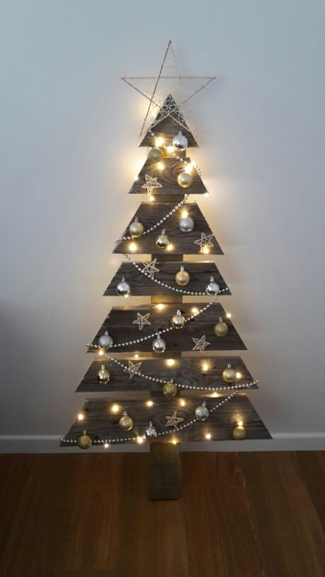 7. MINIMAL AND ELEGANT CHRISTMAS TREE DESIGN