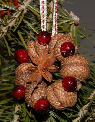 6. DECORATE YOUR CHRISTMAS TREE WITH ACORNS