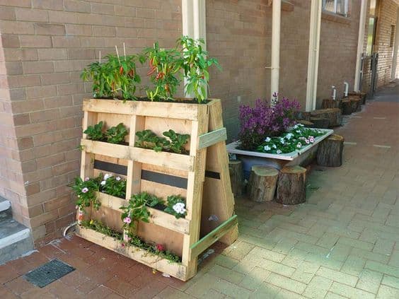 104. MINI PALLET GARDEN IN THE CITY