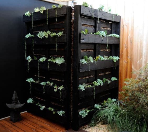 105. EDGY VERTICAL PLANTERS FROM OLD PALLETS TO HIDE CERTAIN AREAS