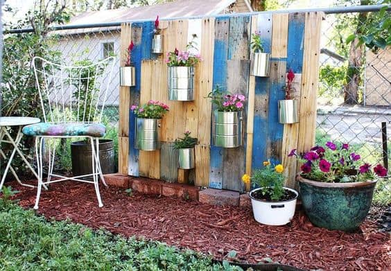 106. VERTICAL PALLET HANGING GARDEN