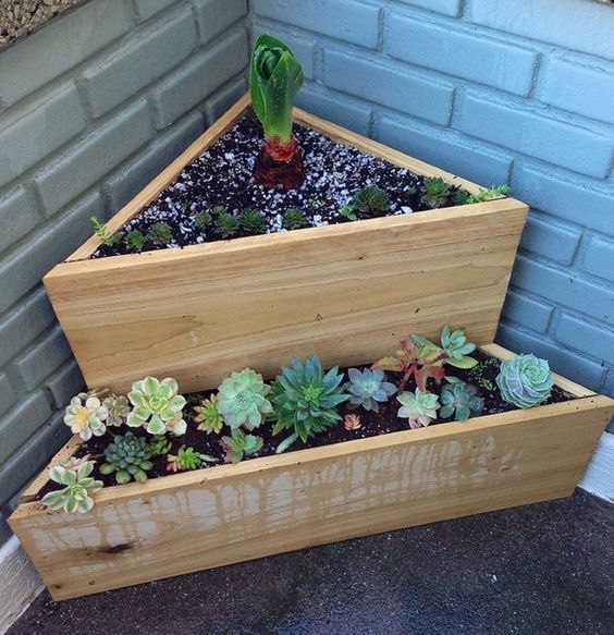 23. CORNER PALLET GARDEN