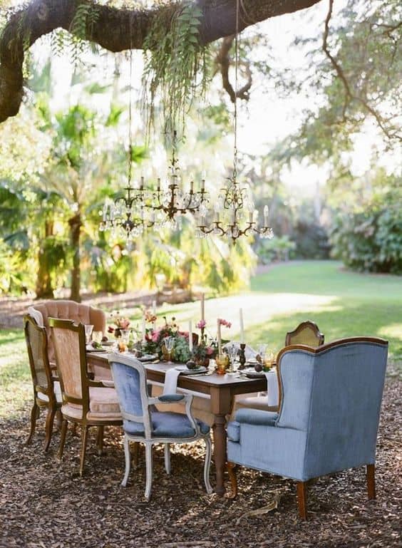 19. COMFORT IN GARDEN DINNING