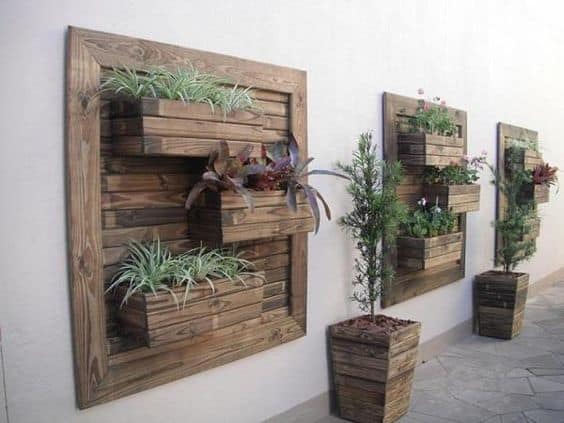 27. PALLET GARDEN DECORATION IDEA