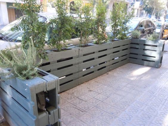 29. PALLET GARDEN FENCES WITH GREEN PLANTS