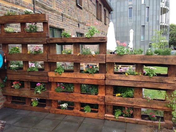 30. FANTASTIC VERTICAL PALLET GARDEN