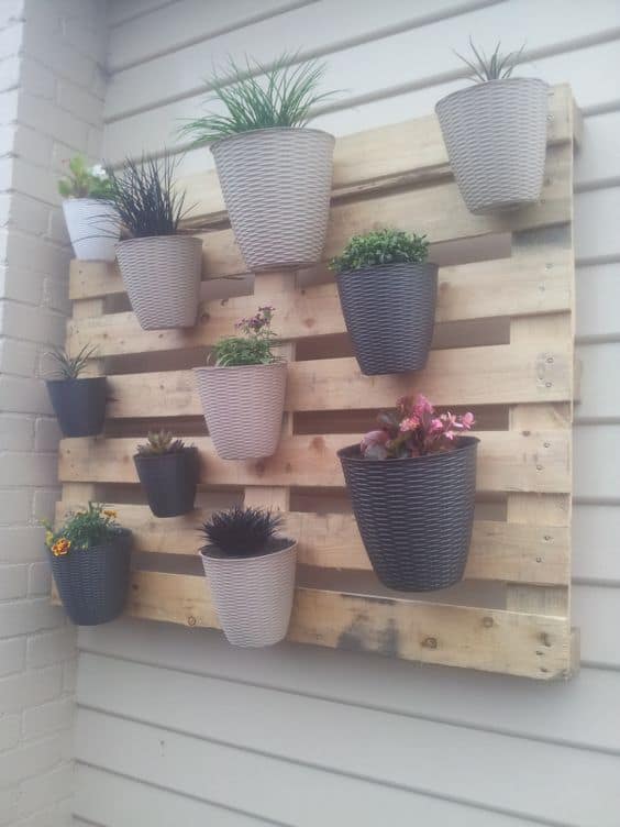 58. CHIC VERTICAL PALLET GARDEN