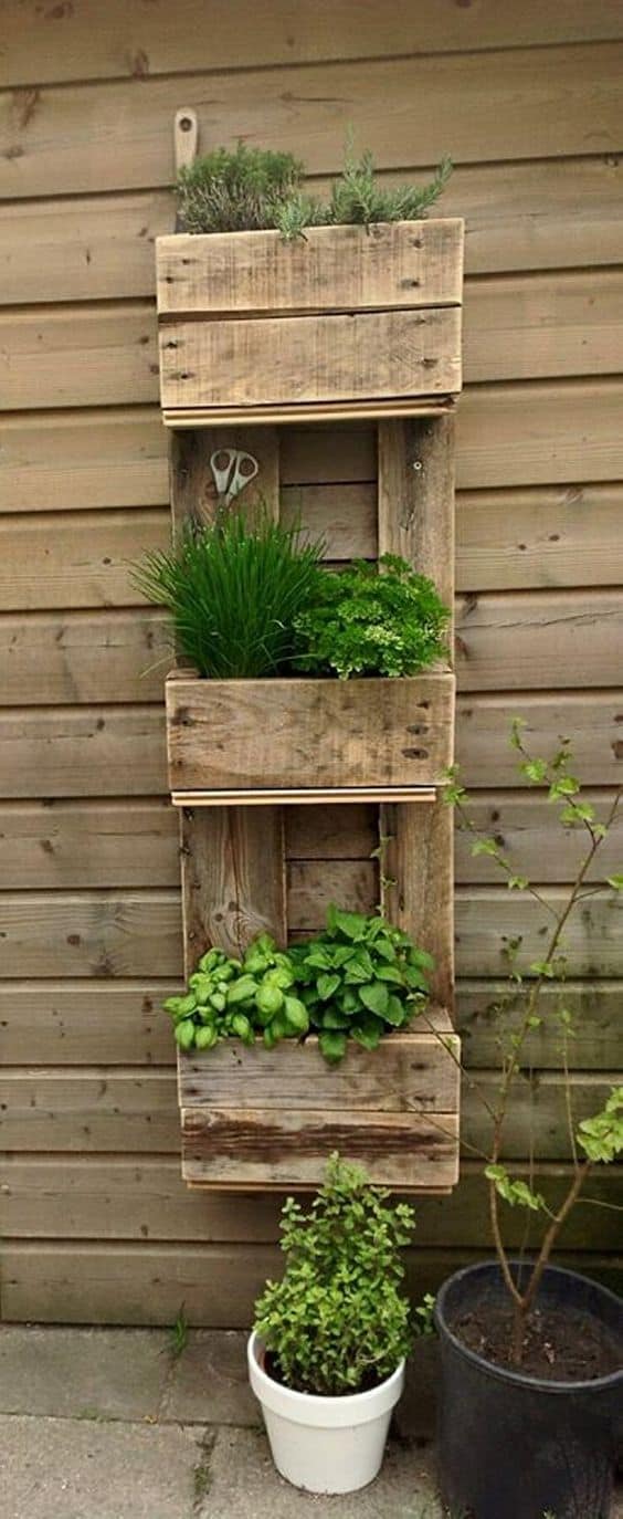 59. NARROW VERTICAL PALLET GARDEN