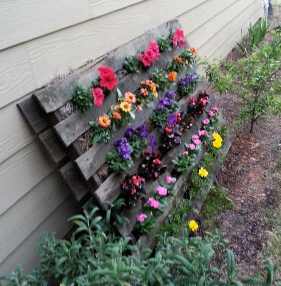 77. VIBRANT PALLET FLOWER GARDEN