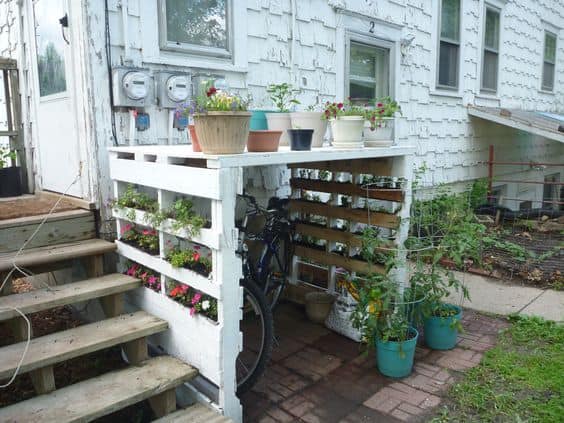 82. PALLET GARDEN WITH BIKE RACK