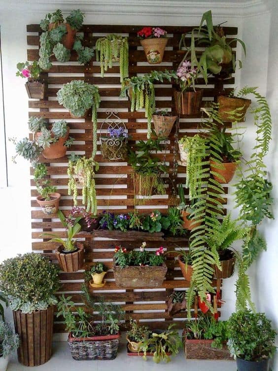 86. PALLET WALL PLANTERS FILLED WITH LIFE