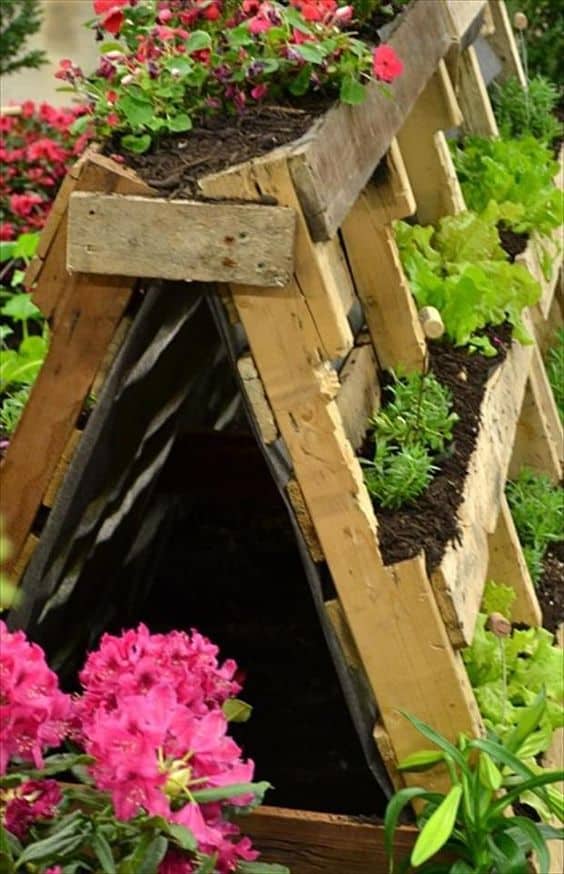 89. PALLET PLANTER TRELLIS WITH PLANTS