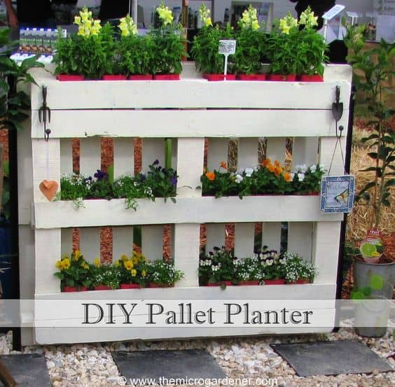 96. LOVELY PALLET FENCE GARDEN FOR MINI POTTED FLOWERS