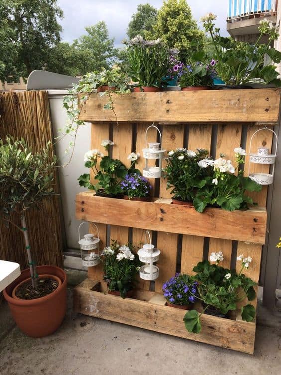 99. PALLET GARDEN WITH DECORATIVE CANDLE HOLDERS