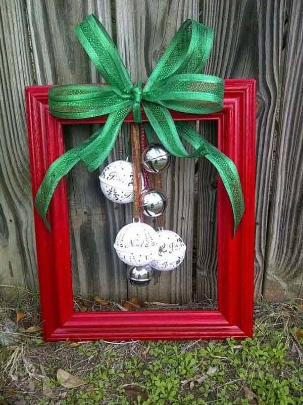 20. CREATE A PICTURE FRAME XMAS DECORATION
