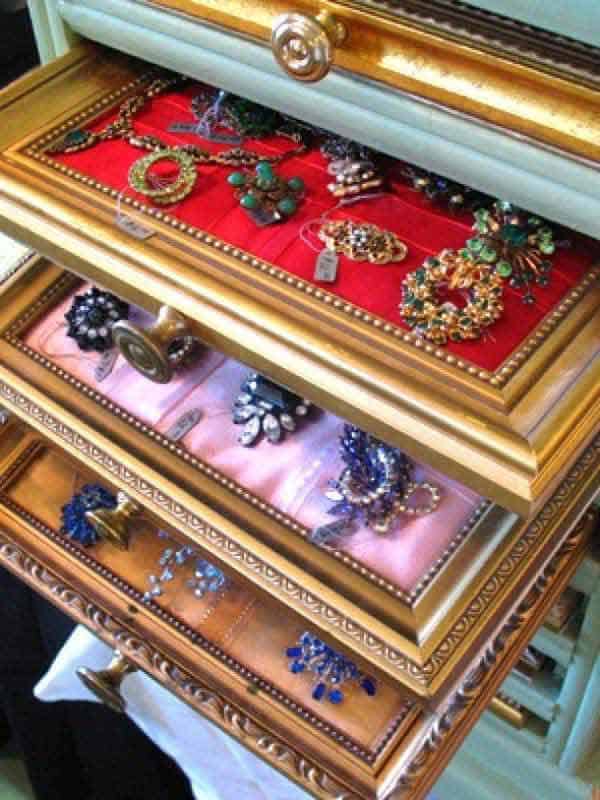 8. TRANSFORM OLD PICTURE FRAME IN EXQUISITE ORGANIZERS