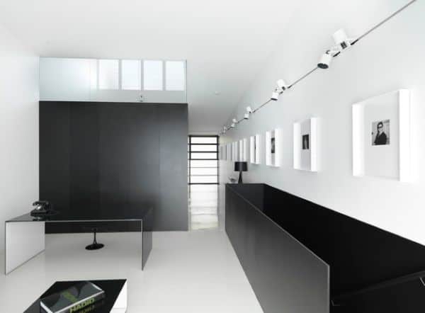 Minimalist-interiors-with-a-long-gallery-wall-illuminated-by-track-lighting