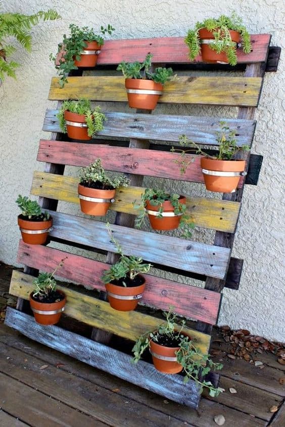 11. CREATIVE PALLET GARDEN WITH POTTED PLANTS